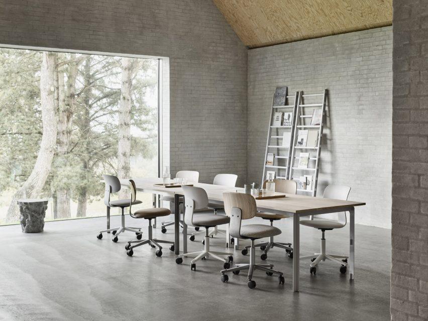 Hag-Tion-Flokk-task-desk-chair_dezeen_2364_col_9-852x639-min