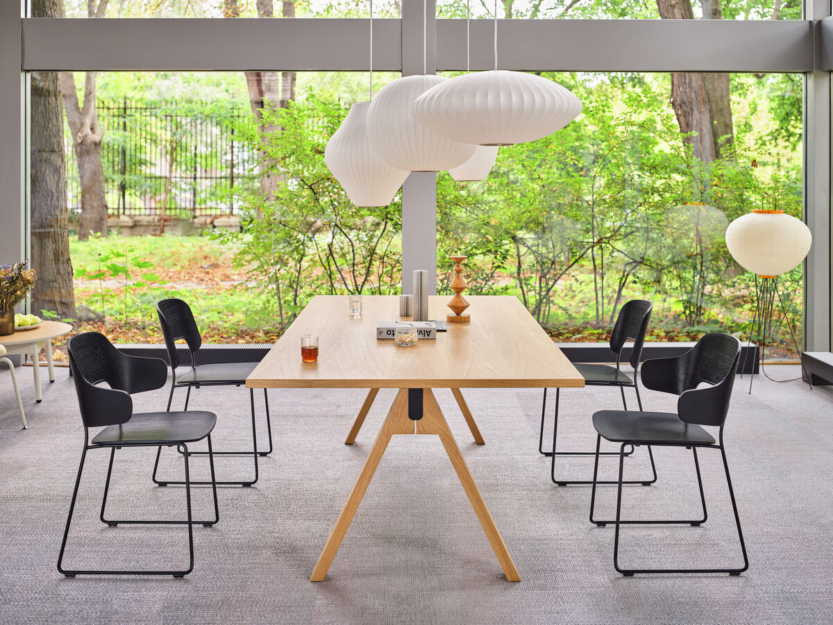 seating_afi_chair_mdd_black_oak_1_male_1-min