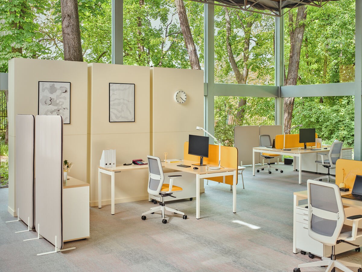 operative_ranges_ogi_y_seating_evo_ys072_panels_sonic_ys072_standing_panel_r61128_mdd_male_1-min