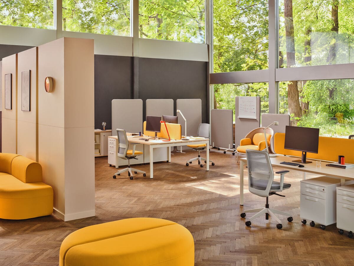 opertaive_desk_ogi_u_mdd_panel_sonic_ys072_male_1-min