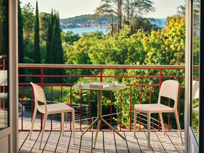 seating-chair-blendy-mdd-ral1013-cafe-table-luna-ral6013_1