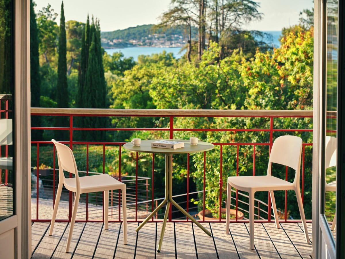 seating-chair-blendy-mdd-ral1013-cafe-table-luna-ral6013_1