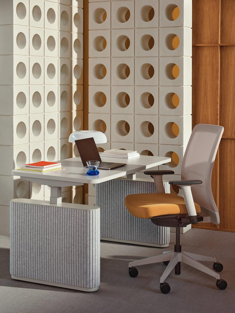 desks-ogi-drive-wit-felt-light-grey-seating-chair-leo-mdd-r61128-a61270-ral7047_1